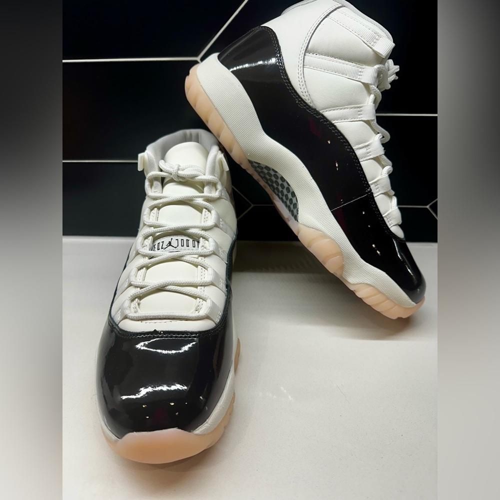 Women's Air Jordan 11. Neapolitan -                           W 9.5/ M 8